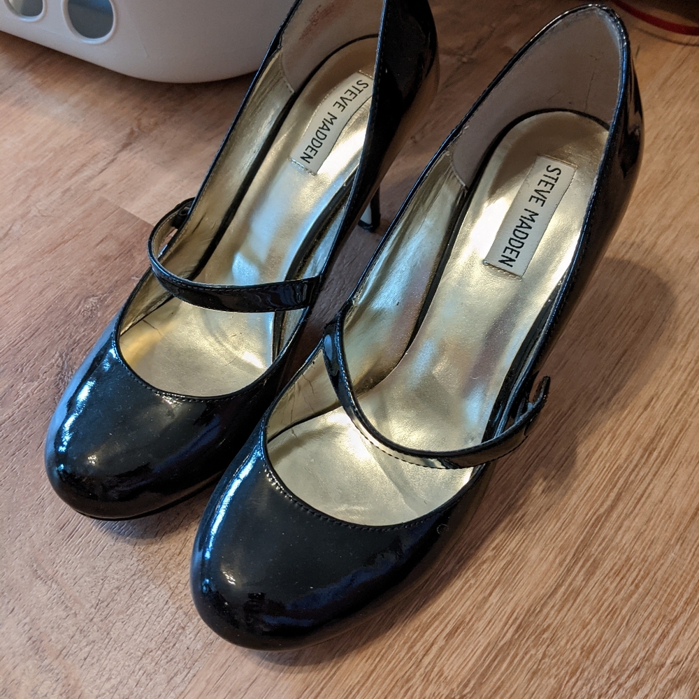 Steve Madden black patent leather Mary Jane pumps